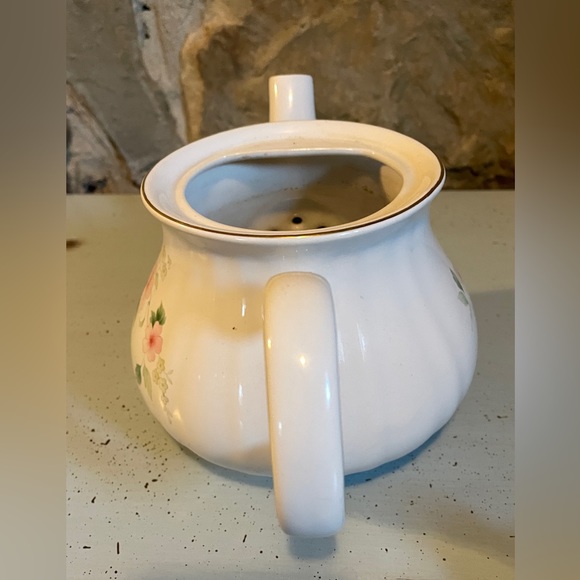 Vintage Salem China, English Collection, Hand-crafted, Delicate Teapot - Picture 4 of 7